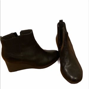 Clarks size 8M black ankle wedge boots